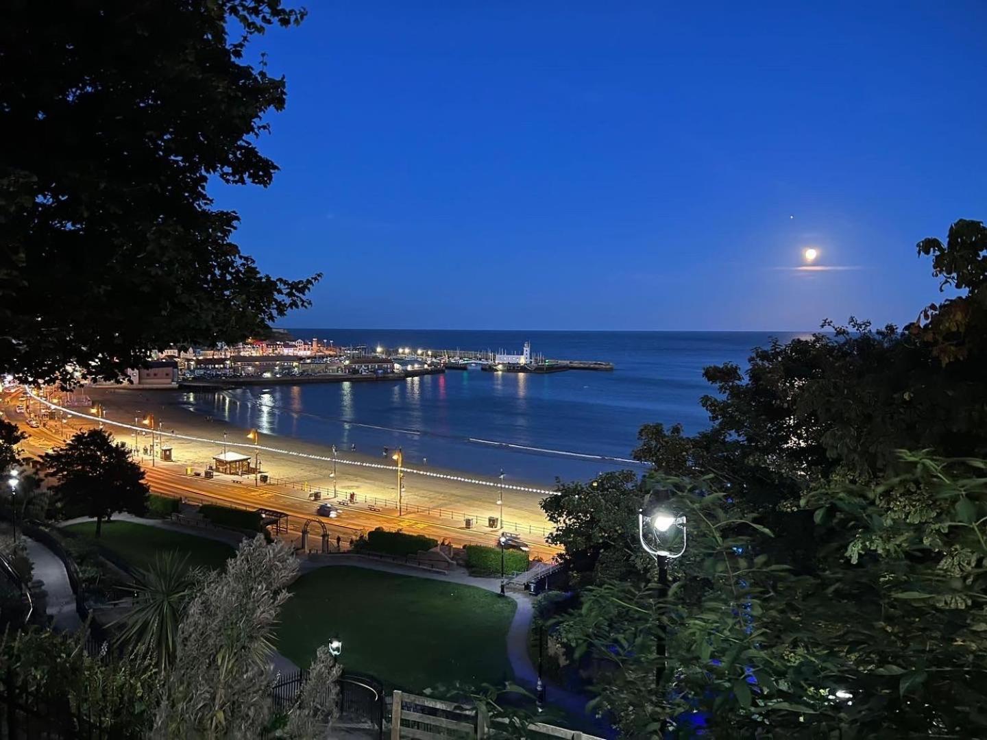 No10 Seaside Apartment - Ground Floor Apartment สการ์โบโรห์ ภายนอก รูปภาพ
